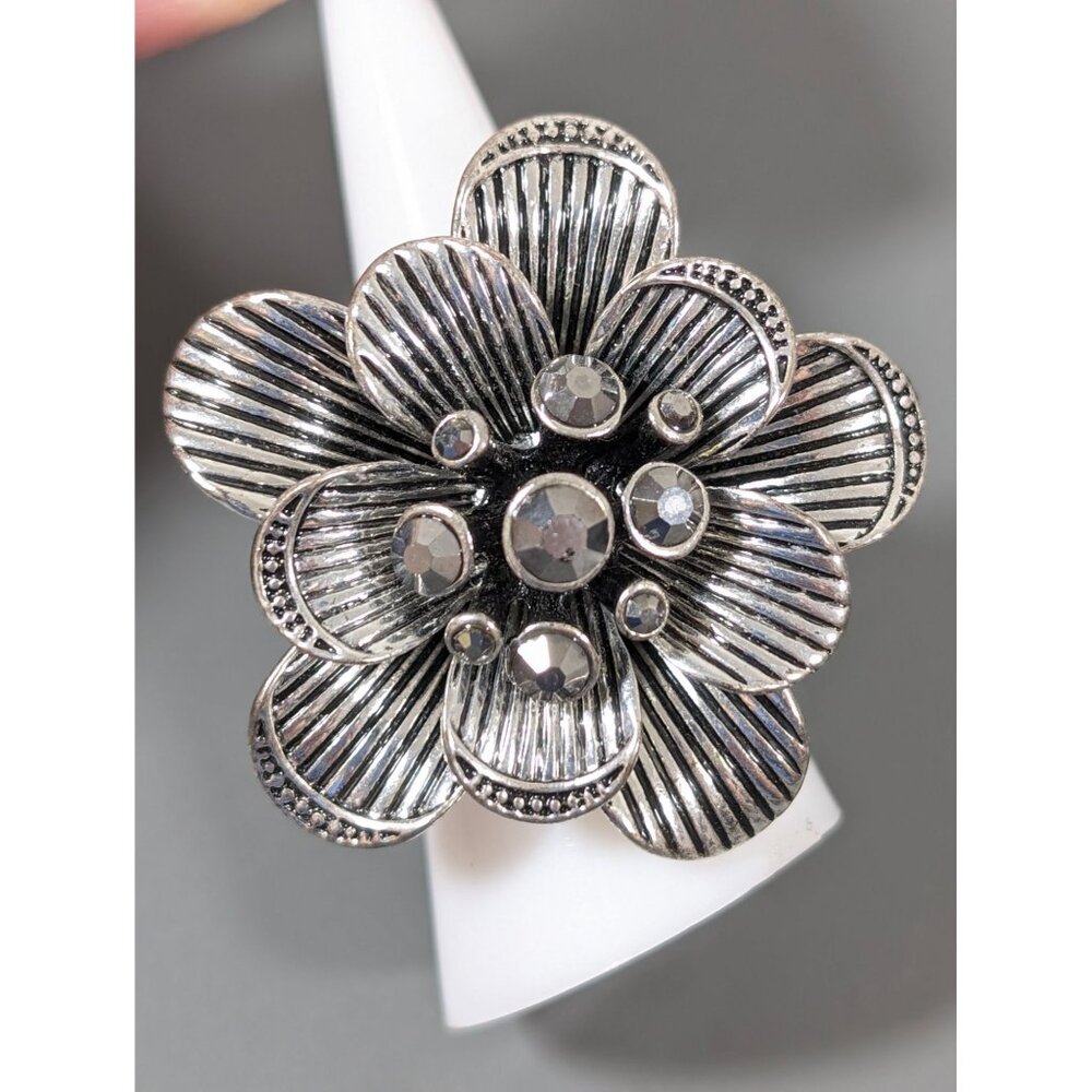 Silver Tone Gray Rhinestone Flower Cocktail‎ Ring Size 7 Statement Bold Stretch